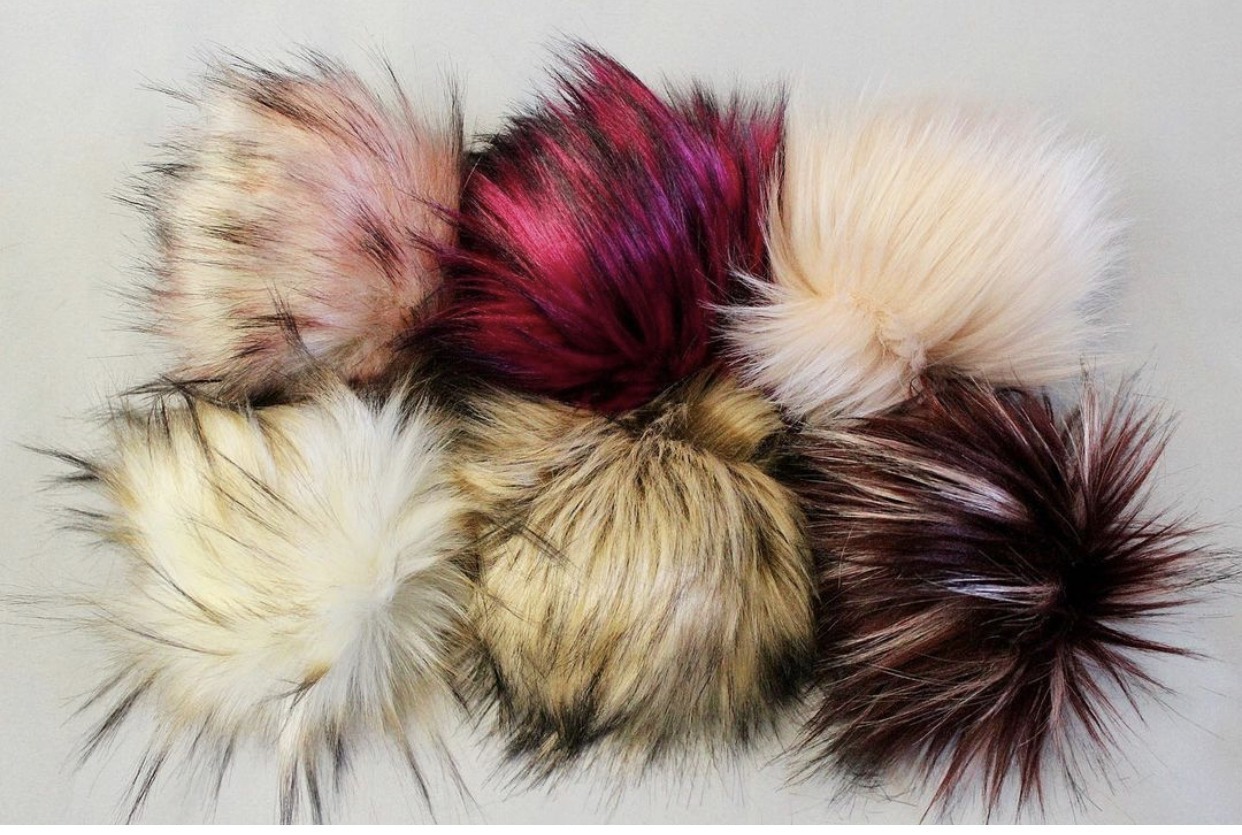 six pom pom faux fur